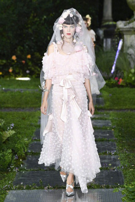 2019女装秀场潮流时尚,2019时装周高级服装秀