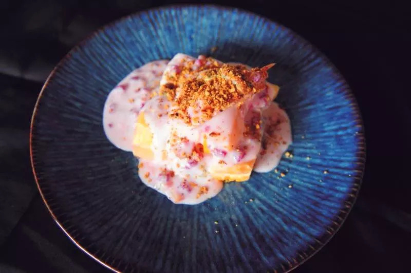 每天都有大量肉食动物到昆明废旧工厂，狂啃50CM高的火焰战斧牛排