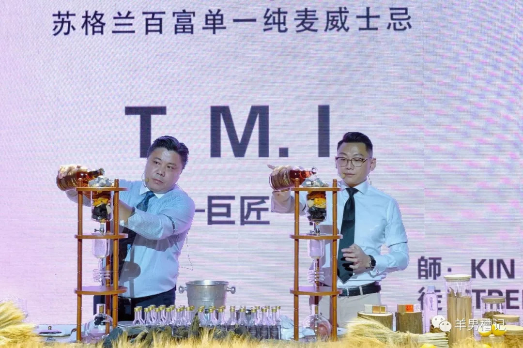 他在今年教师节宣布退休计划并着力挚手相传下一代