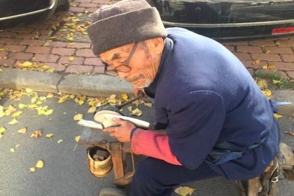 农村街上的老手艺，“骑着它不走，走着不能骑”，磨剪子戗菜刀