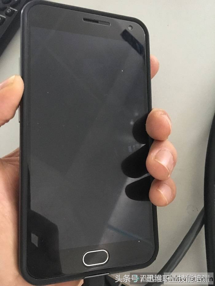 揭秘安卓手机解锁全过程，不拆机不换件，用此神器可解上百种机型