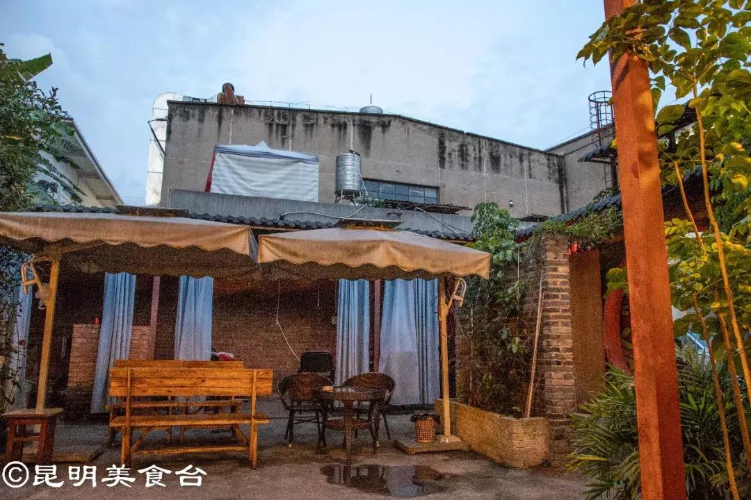 藏在昆明老厂房里的柴火鸡，一款酱料价值百万，连续排队5年