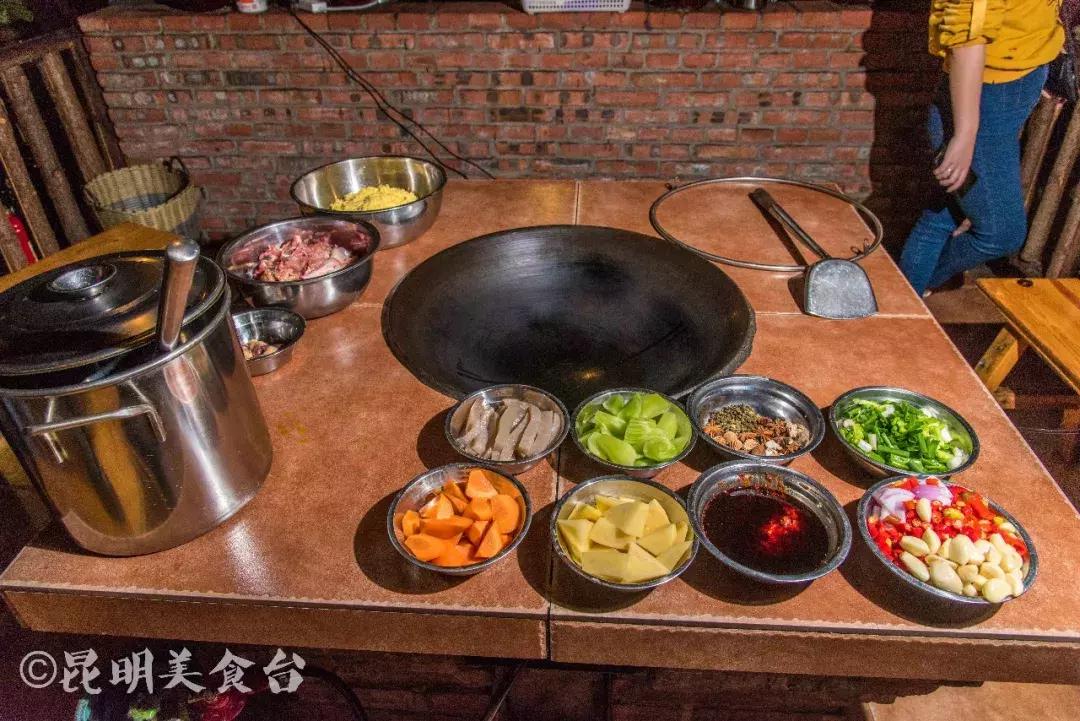 藏在昆明老厂房里的柴火鸡，一款酱料价值百万，连续排队5年