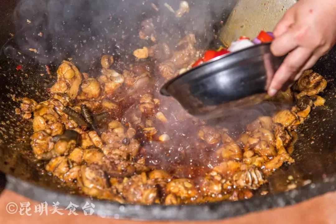 藏在昆明老厂房里的柴火鸡，一款酱料价值百万，连续排队5年