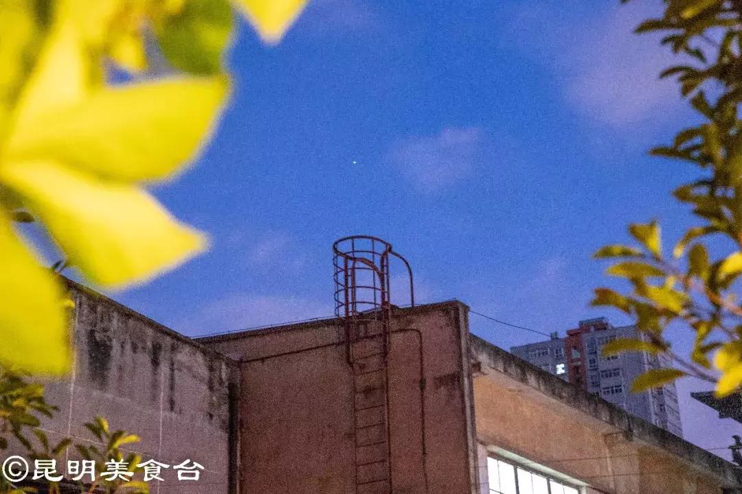 藏在昆明老厂房里的柴火鸡，一款酱料价值百万，连续排队5年