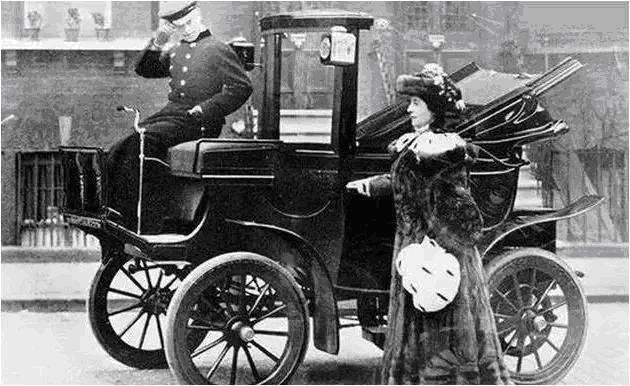 女车模卖车坐后备箱视频,卖车女车模