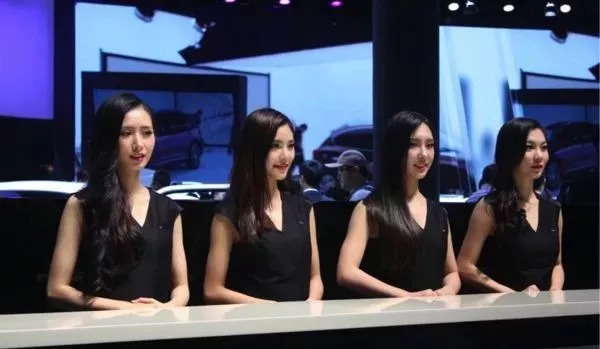 女车模卖车坐后备箱视频,卖车女车模