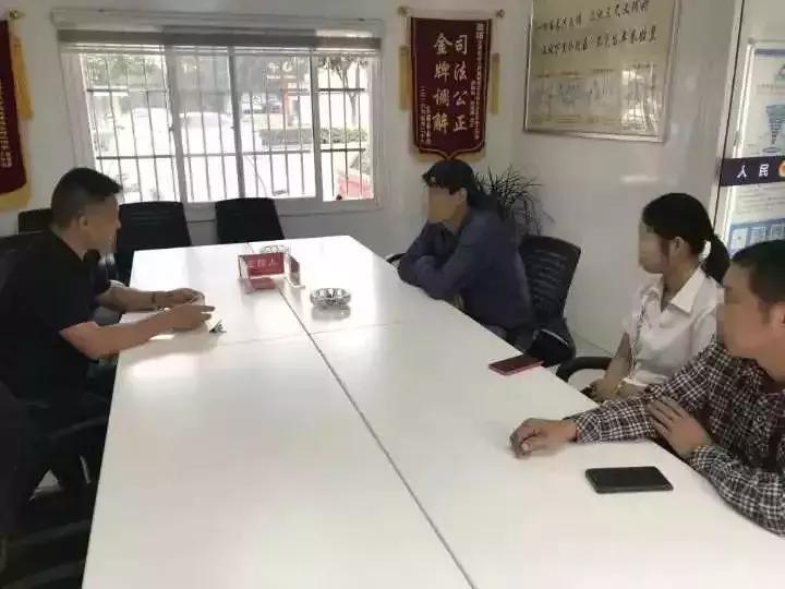 男子开车撞鸡死亡老人不让赔后续,警方通报一男子开车撞人