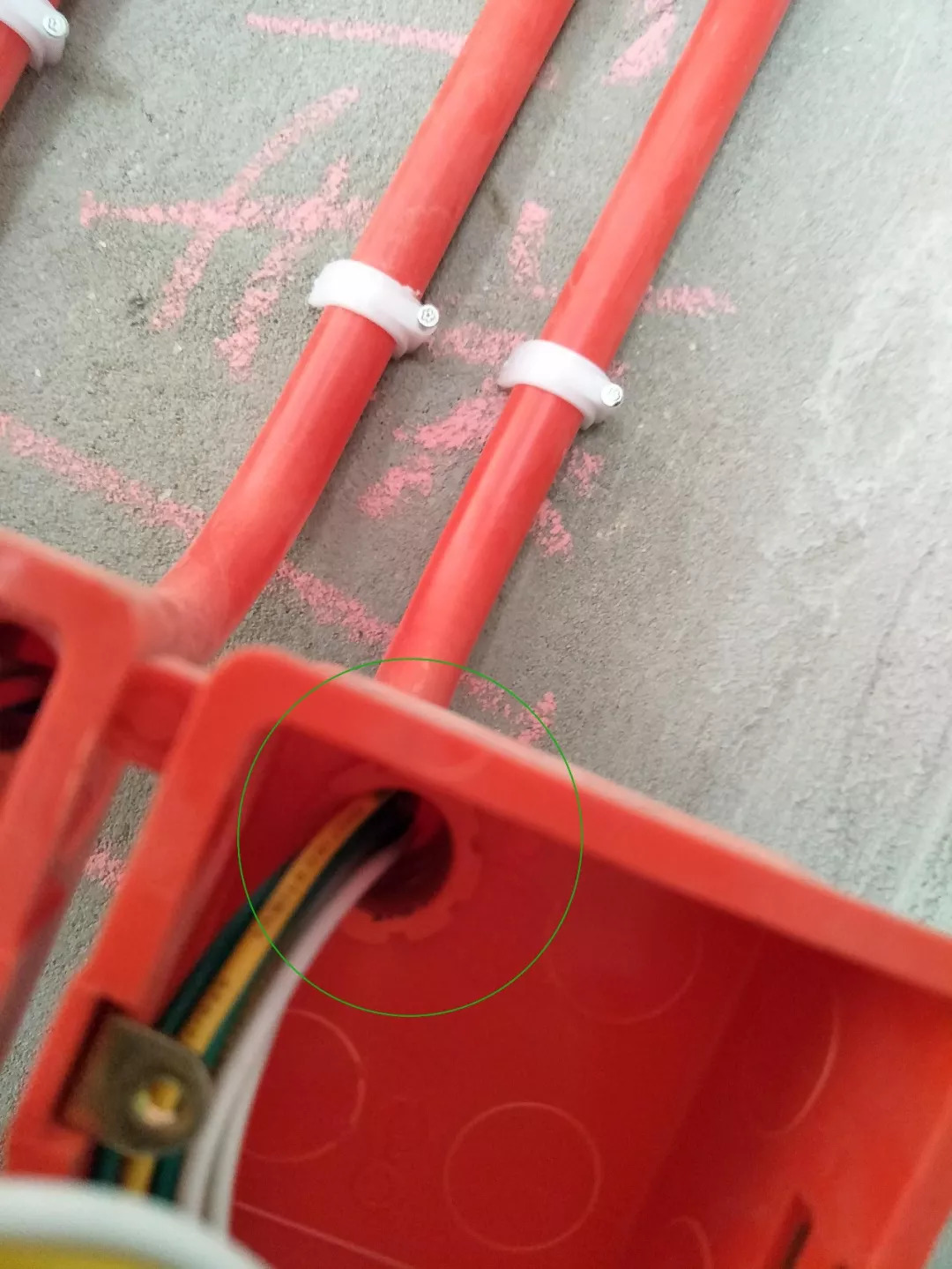 我们轰轰烈烈拆了10面墙，最后，在卧室吃上了烤翅……