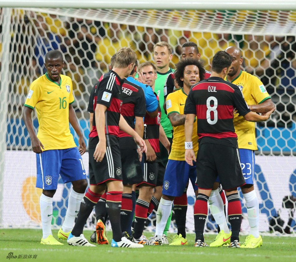 足坛历史上最大比分惨案,足坛7-6十大惊天大逆转