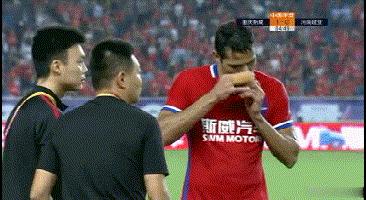 广东外援在场边吃雪糕,中超外援吃东西视频