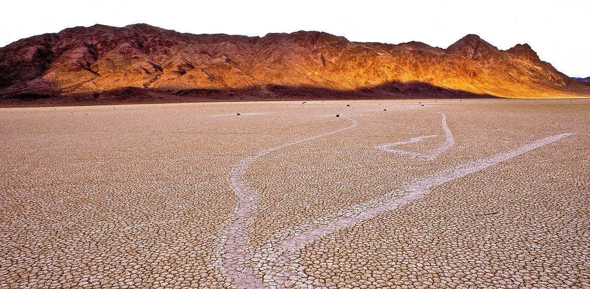 美国加州死亡谷国家公园，有一个“跑道盆地”，里面的石头会走路