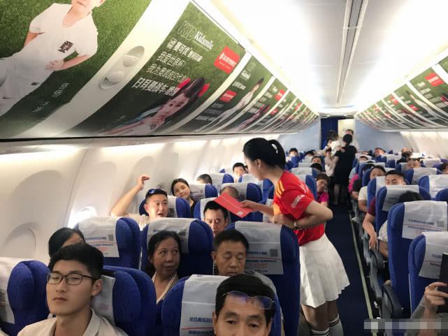 当空姐换上了足球宝贝制服，是怎样的体验，网友：不说了我买票去