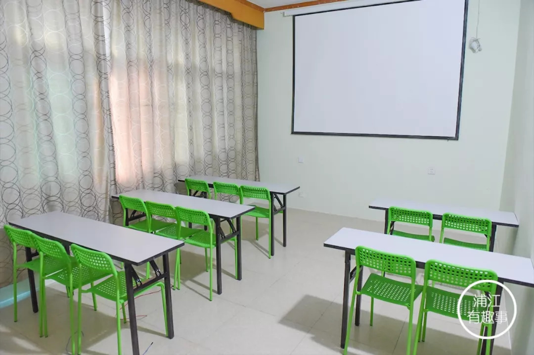 一小对面这家护眼世家豁出去了！搞这么大的活动，明天要挤爆了