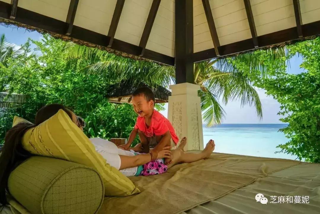 带两个孩子出去的妈妈,带两个孩子的妈妈去旅行