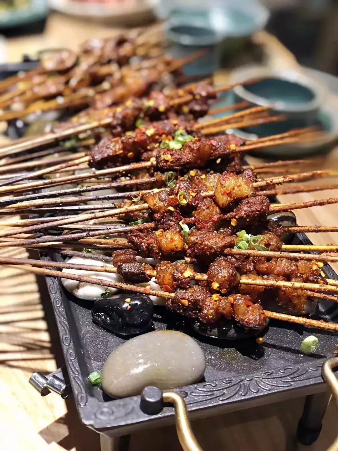 晚上烧烤人气爆棚的一家烧烤店,一到晚上就火爆的烧烤店