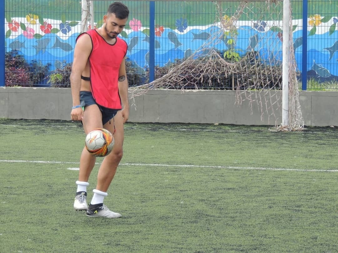 单腿颠球腿部肌肉,脚外侧颠球训练方法