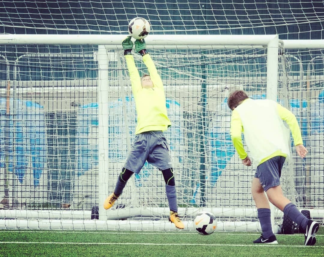 单腿颠球腿部肌肉,脚外侧颠球训练方法