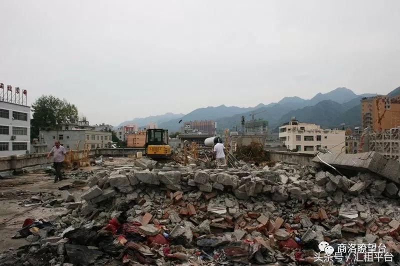 挖机强拆民房村民反击,新房子违规被挖机强拆