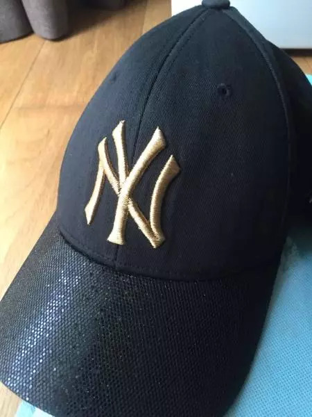 这解释我也是服了！CK干洗后泛红洗衣郎客服称“洗太干净洗出了三原色”