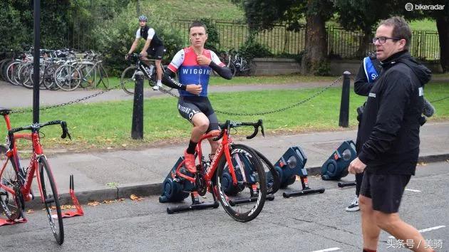 器材盛宴环英国上的车手战车