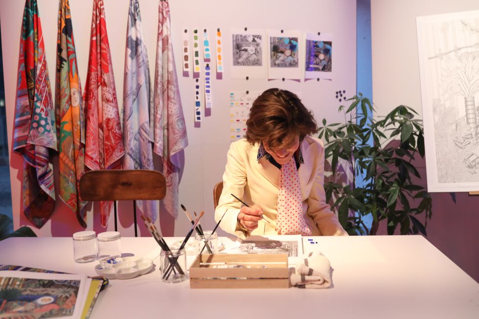 Hermès丝巾为何让全世界女人都着迷？爱马仕丝巾俱乐部给你解答