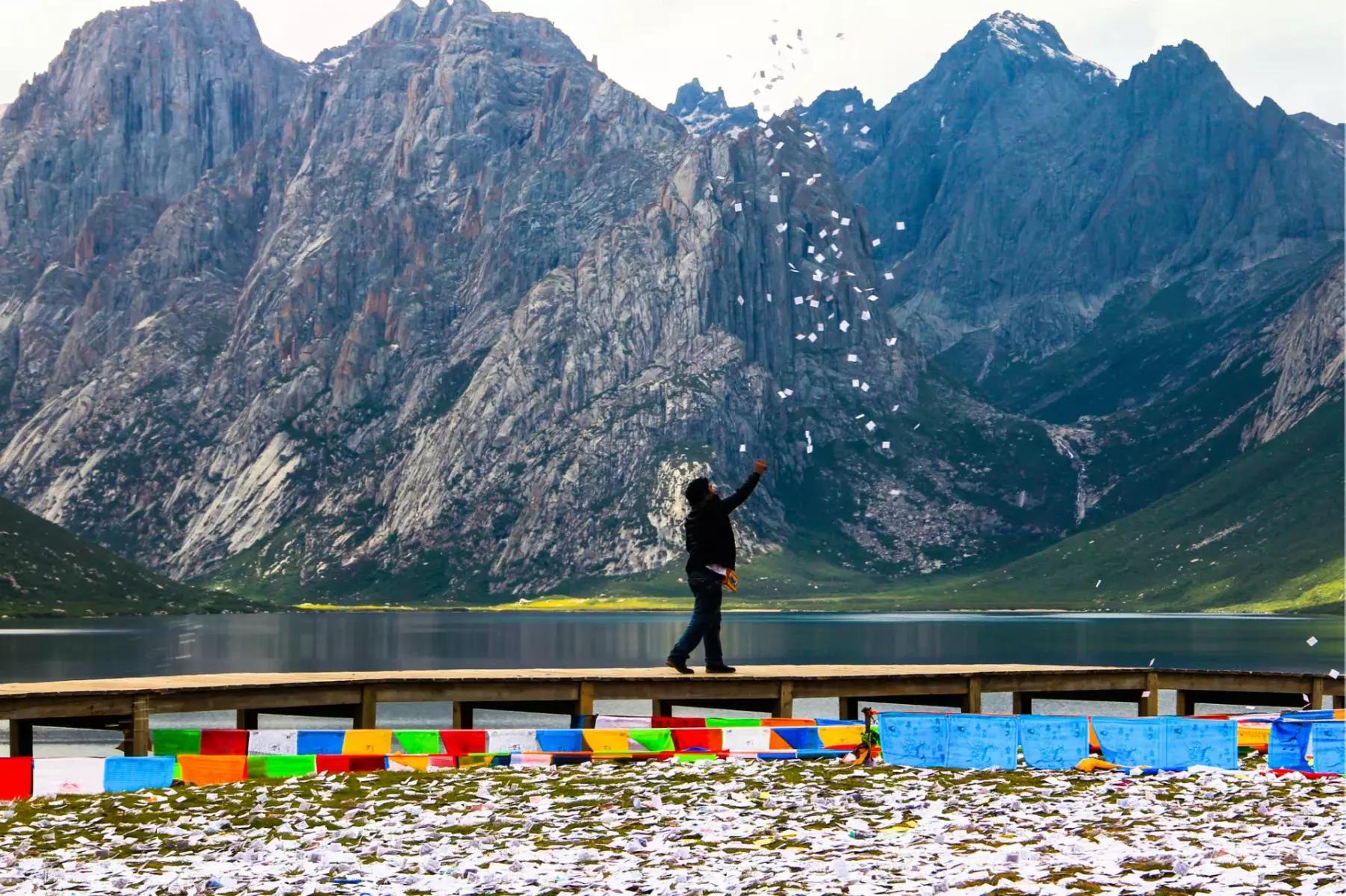 年宝玉则神山,年宝玉则天堂湖