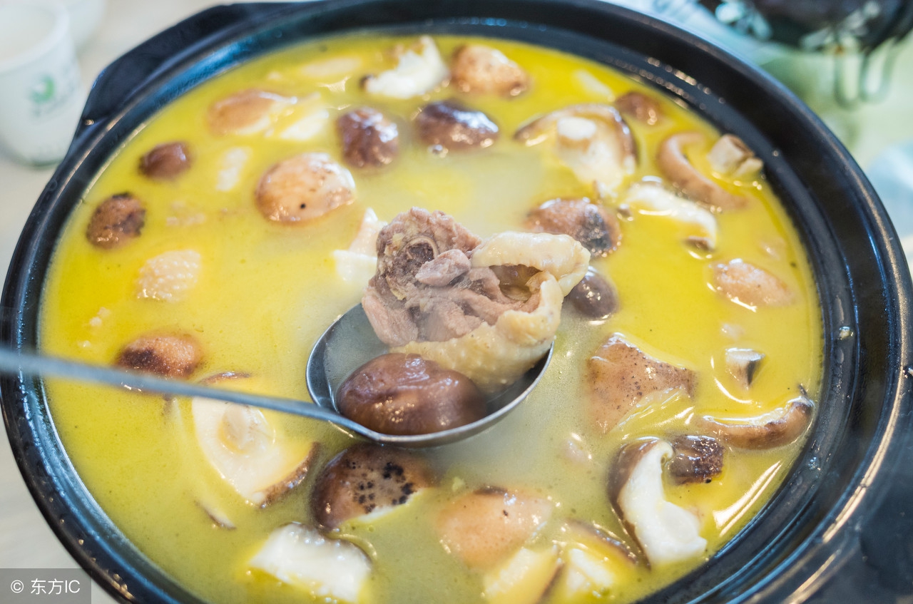 喝了碗蘑菇汤，却不小心中了毒！医生说，大蒜土法验毒根本不科学