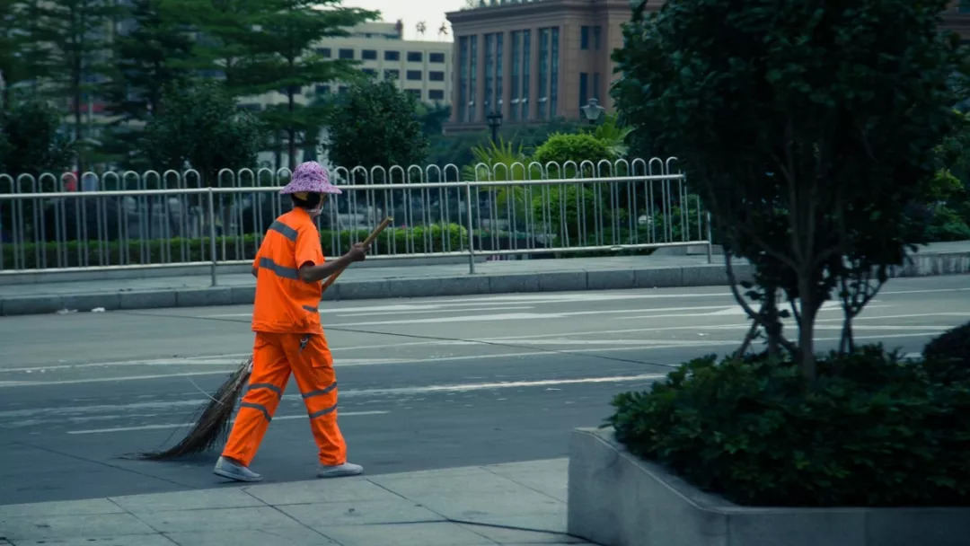 当你抱怨生活太难时,当你抱怨生活不易时