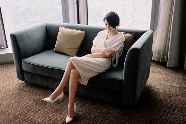 高圆圆穿玫红大衣,高圆圆推荐斐乐老花连衣裙