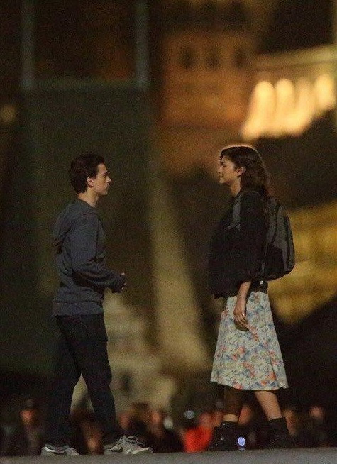 蜘蛛侠要谈恋爱了，荷兰弟与同班女生晚上约会，身高还比人家低