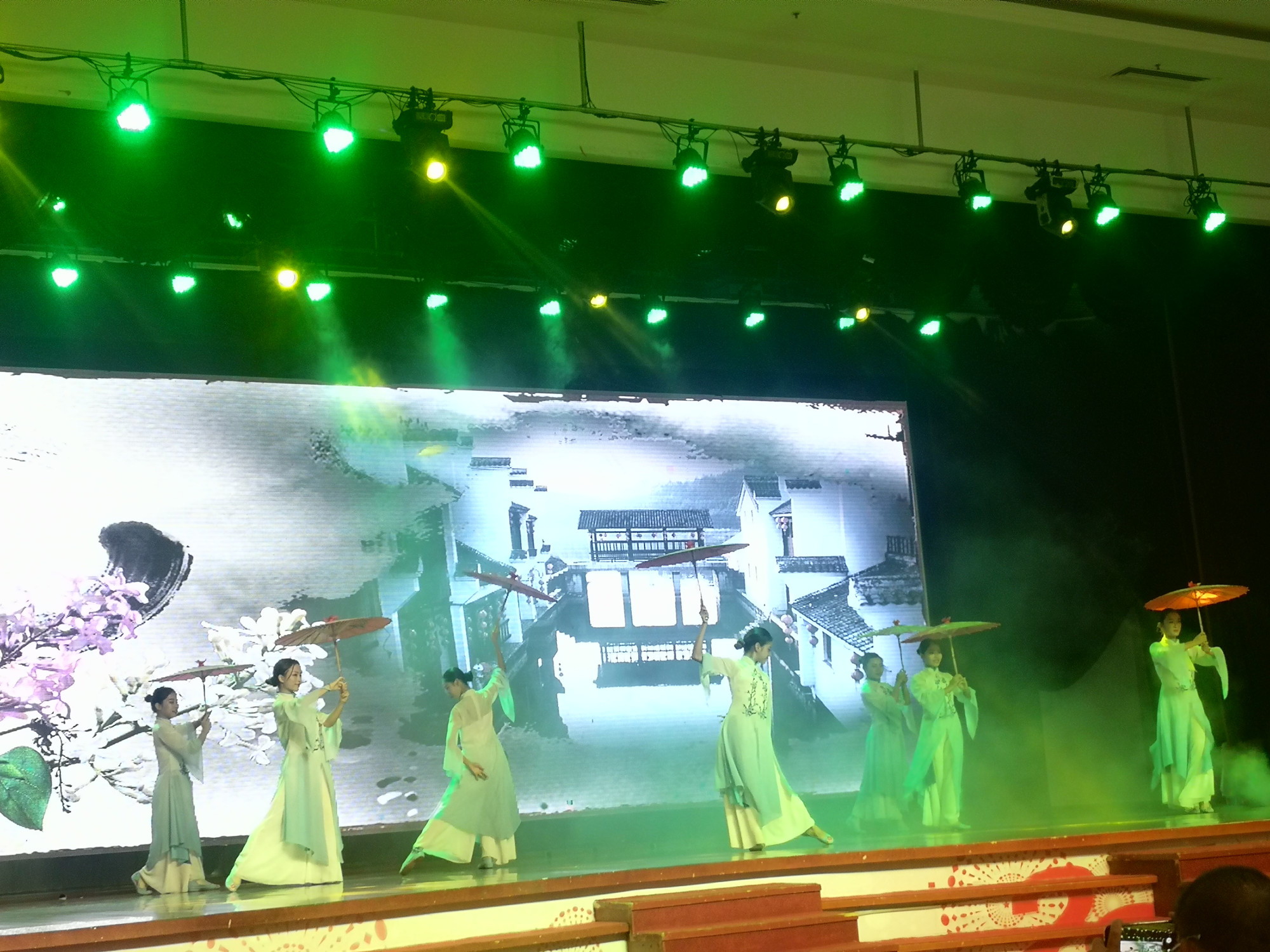 山竹过后龙凤山庄火了，全省景区都在这里议大事