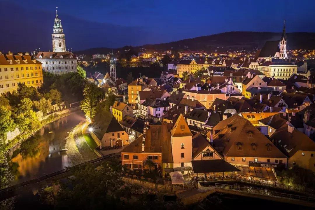 比周杰伦大婚的地方更震撼，还是迪士尼城堡原型地！快来打卡！