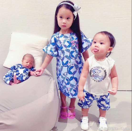 42岁关颖5年生3胎,微博首次晒3娃照片,姐弟同款睡衣温馨同框