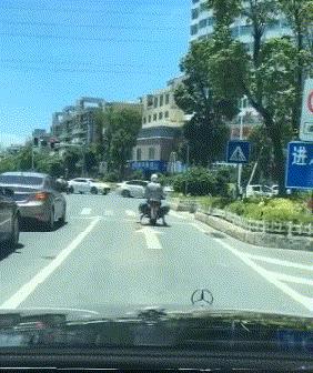 ▶昨天老妈教弟弟做作业,我弟不动脑筋思考,每道题都问...