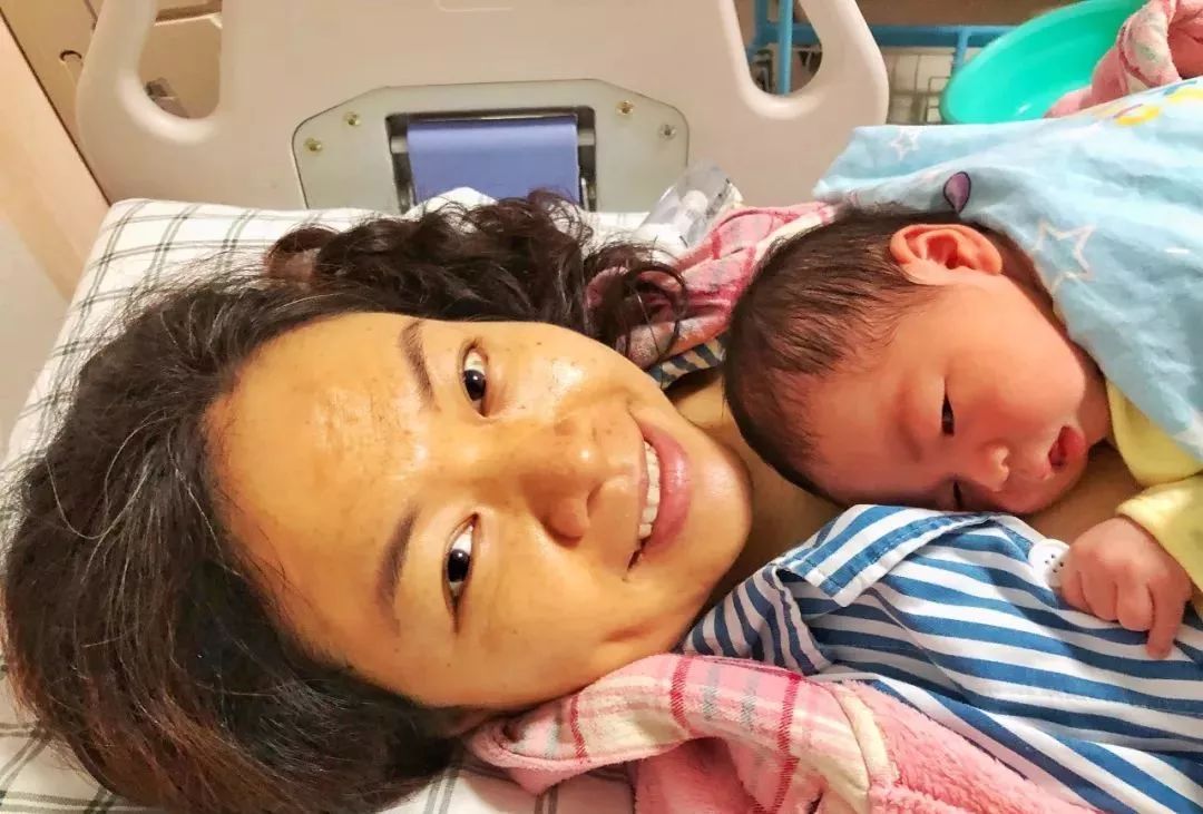 剖宫产当天我这样喂奶,第三天乳房不胀,乳汁充沛!