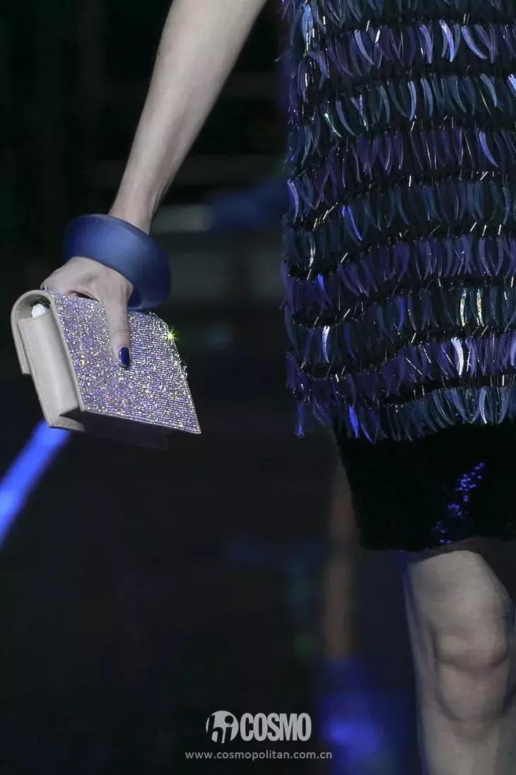 丫丫已经美“腻”了！于是穿上EmporioArmani帅气一回