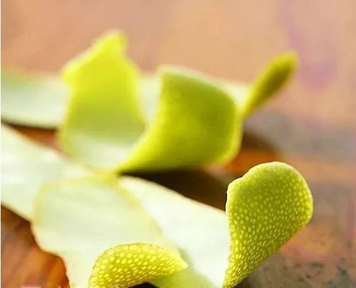 央视辟谣柚子皮除甲醛,专家辟谣甲醛泡水果