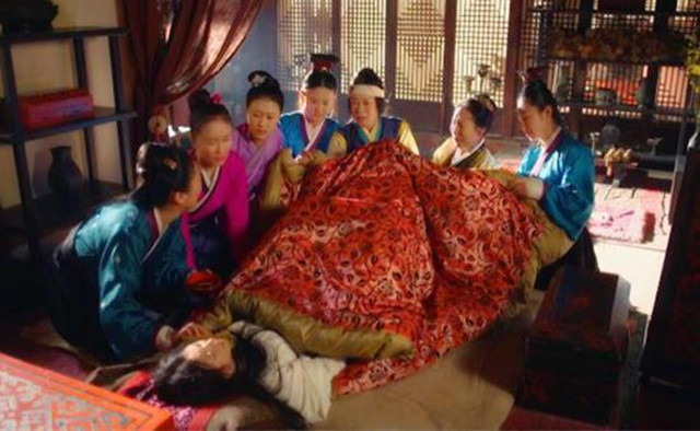 眼看病人就要咽气，一神医冲他就是一巴掌，第二天病人痊愈了