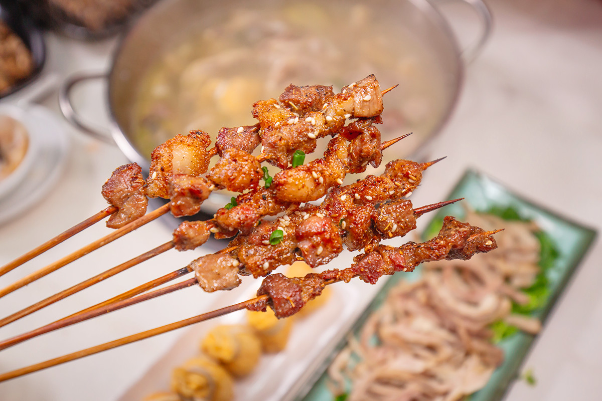 要火！用鲍鱼熬的精华汤底，还涮着“透明”的菜！