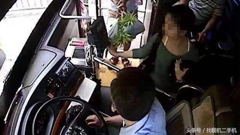 司机提醒乘客车上有小偷怎么提示,公交司机发现小偷说明什么