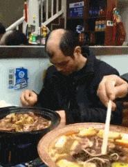 每天一贱：妹子挤完地铁，裤子就成这样了