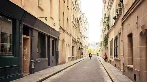 深圳女子站在马路上寻死,深圳女孩过马路结果横死街头