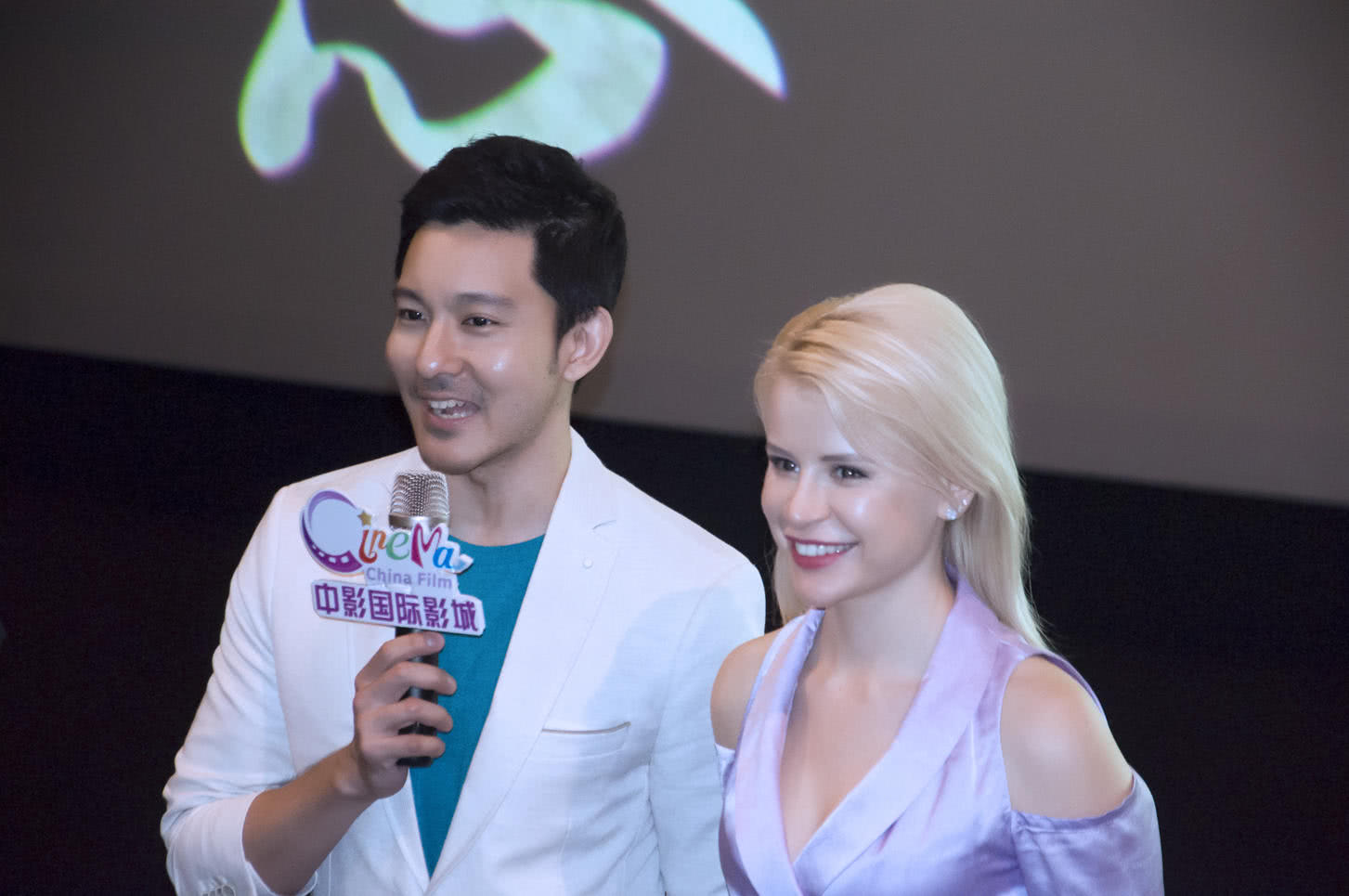 梦丽Maria亮相《冷恋时代》苏州路演互动中化身“心灵导师”