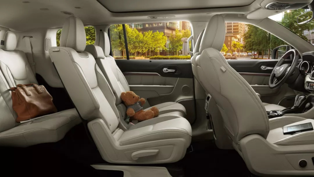 中产阶级的家庭聚会什么样？打扮成嫦娥藏礼物箱，为了20万的全瓷牙一口螃蟹也不吃，一场没有硝烟的攀比战争