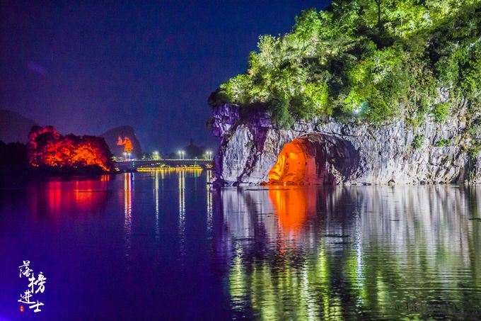 象山是桂林的标志，其实夜色下的象山才最美，很多游客都错过了