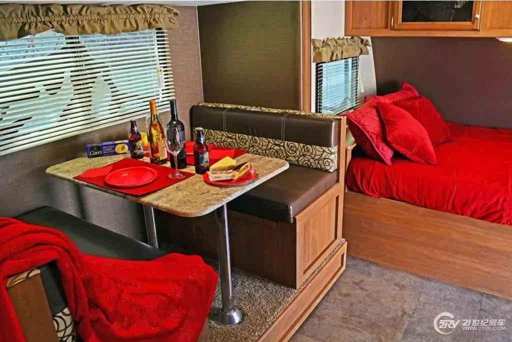 能在各种环境下开的越野房车,军卡车改装房车