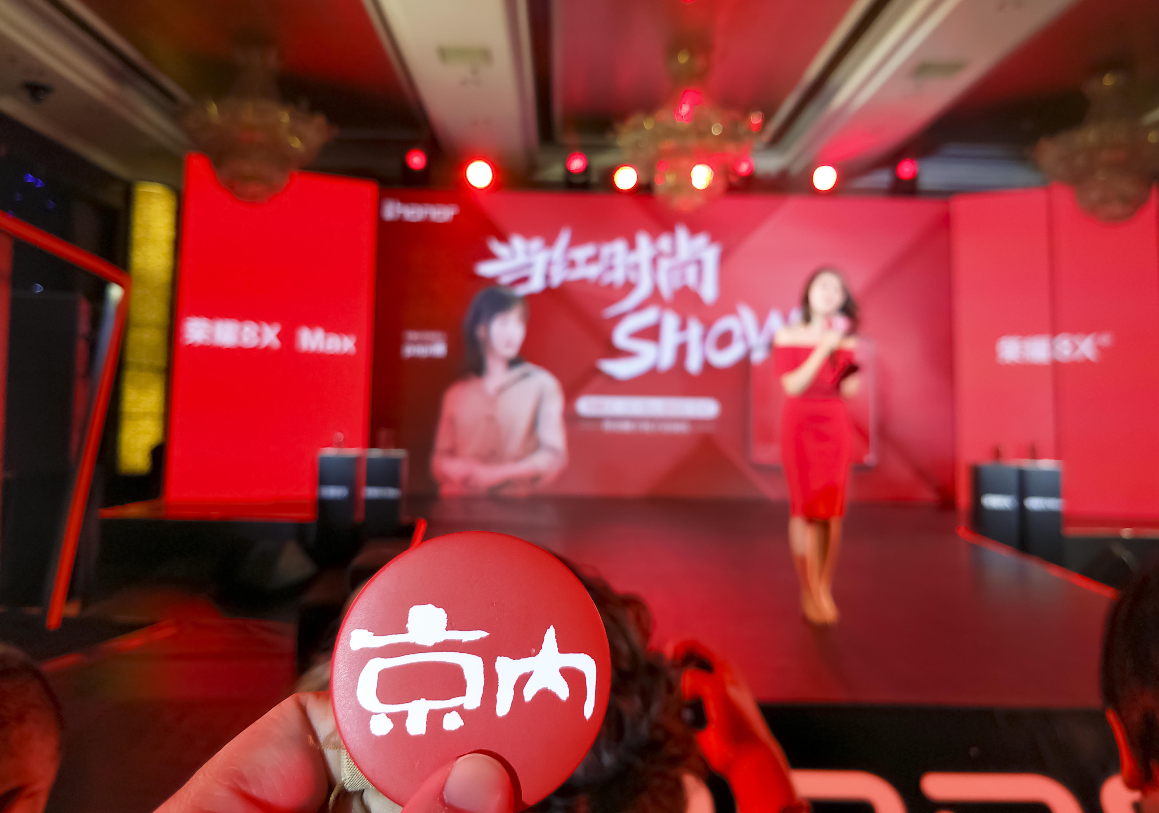 荣耀8x梦幻紫和红色,荣耀8x手持魅焰红