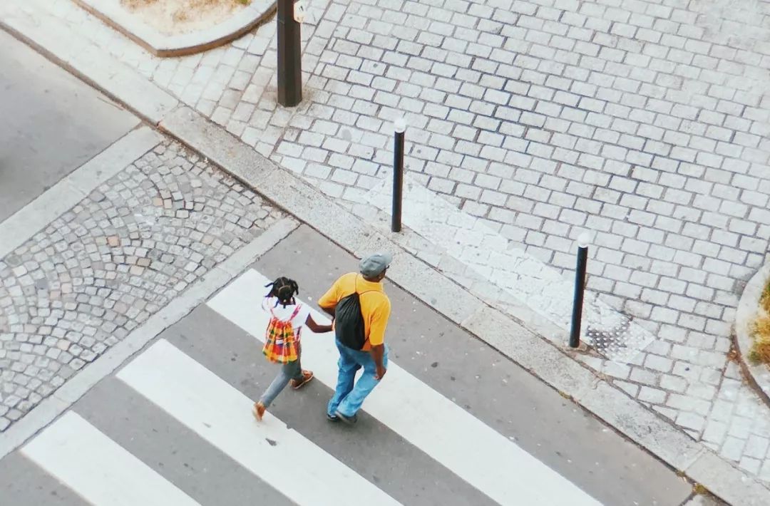 深圳女孩过马路结果横死街头,深圳女生横死街头