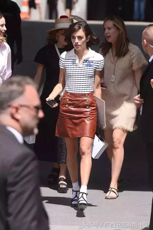 针织衫短袖里面应该穿什么,黑色金丝宽松短袖针织衫怎么搭